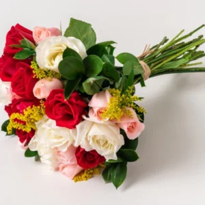 Buquê com 24 Rosas de Três Cores