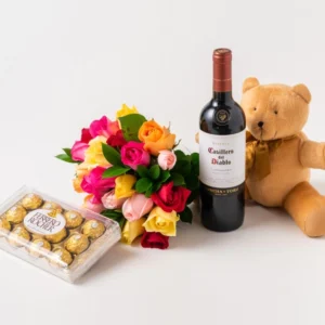 Buquê de 24 Rosas Coloridas, Chocolate, Pelúcia e Tinto