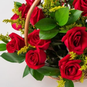 Cesta com 24 Rosas Vermelhas e Chocolate